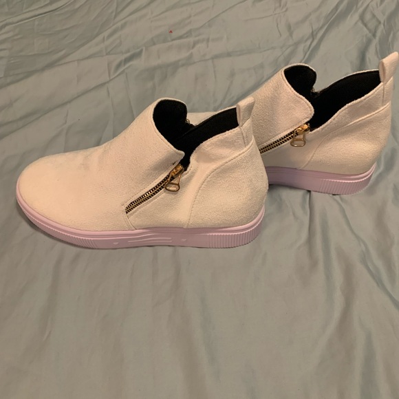 ❤️NEVER WORN❤️ NWOT❤️WHITE CANVAS SHOES❤️ - Picture 4 of 4